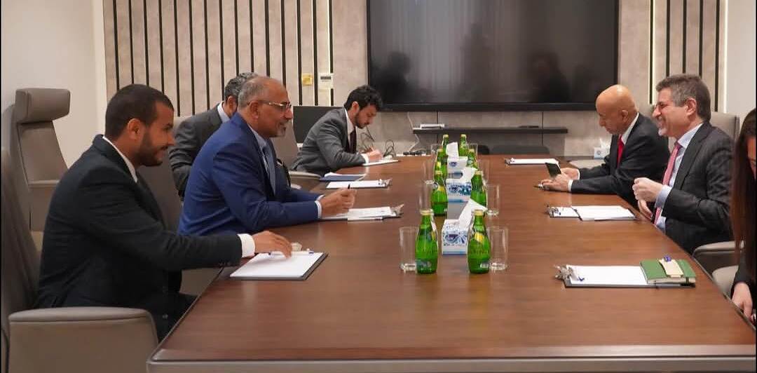 الزبيدي والسفير الأمريكي يبحثان تفاقم الأزمة الاقتصادية في اليمن وإخفاق الحكومة في إيجاد الحلول