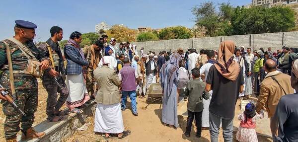 مئات من مواطني تعز يشيعون" سيف الشرعبي "إلى مقبرة السعيد و محاكمة قاتليه ستبدأ الاسبوع القادم