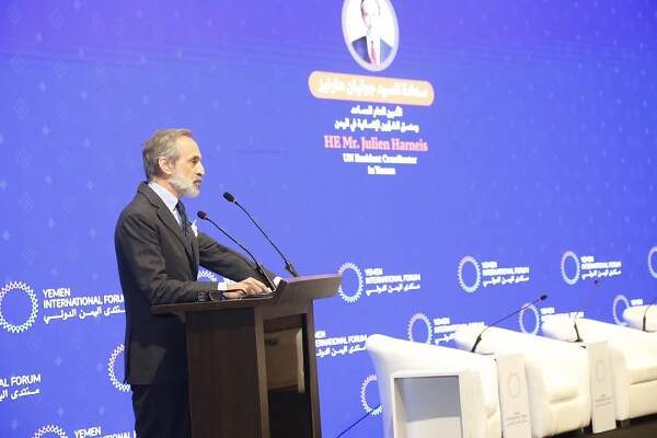 مسؤول أممي يؤكد استيلاء الحوثيين على المساعدات المخصصة لليمنيين في المناطق الخاضعة لسيطرتهم.