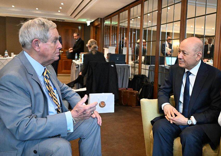 الرئيس العليمي يلتقي عضو لجنتي الدفاع والخارجية في الكونغرس الأمريكي ويتناولان الدور الحوثي ومخاطر التدخل الأيراني