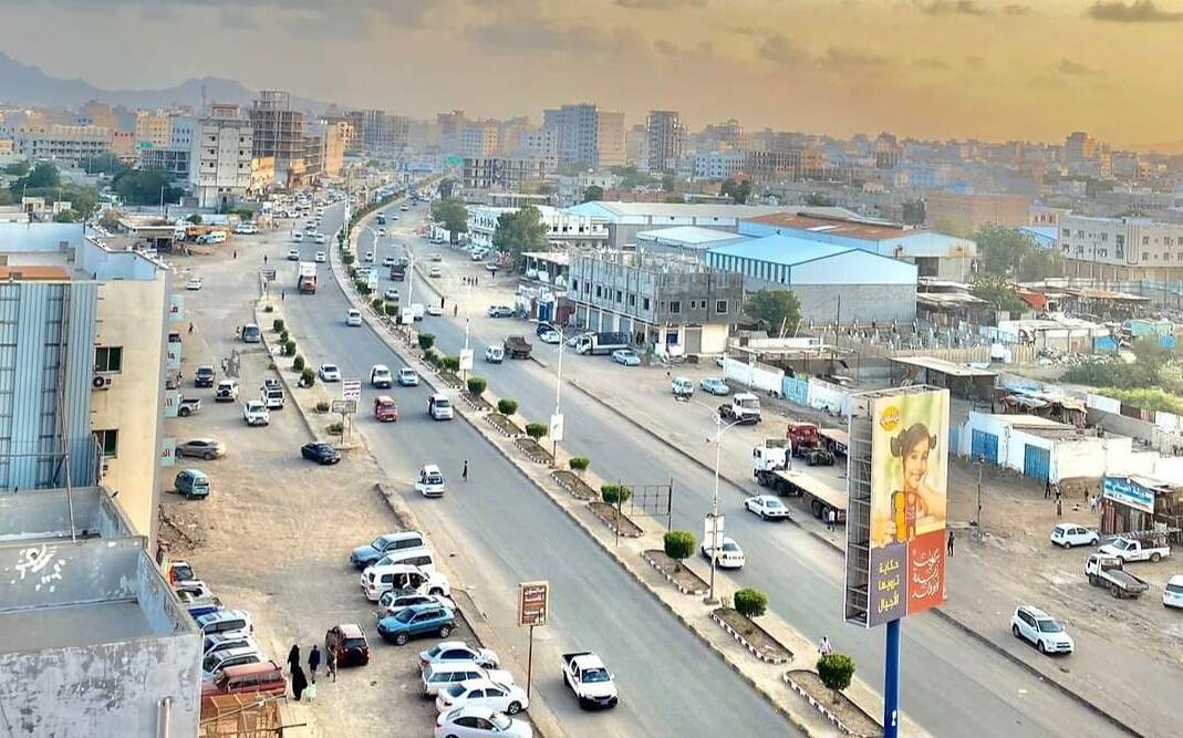 الاستيلاء على حوش شركة صيانة ومعدات الطرق والجسور في عدن من قبل متنفذ