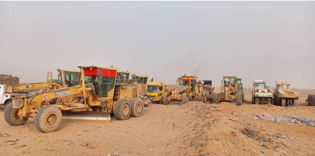 قبليون من الدماشقة في مأرب يطردون شركة لتأهيل طريق العبر مأرب ويهددون العمال بالقتل