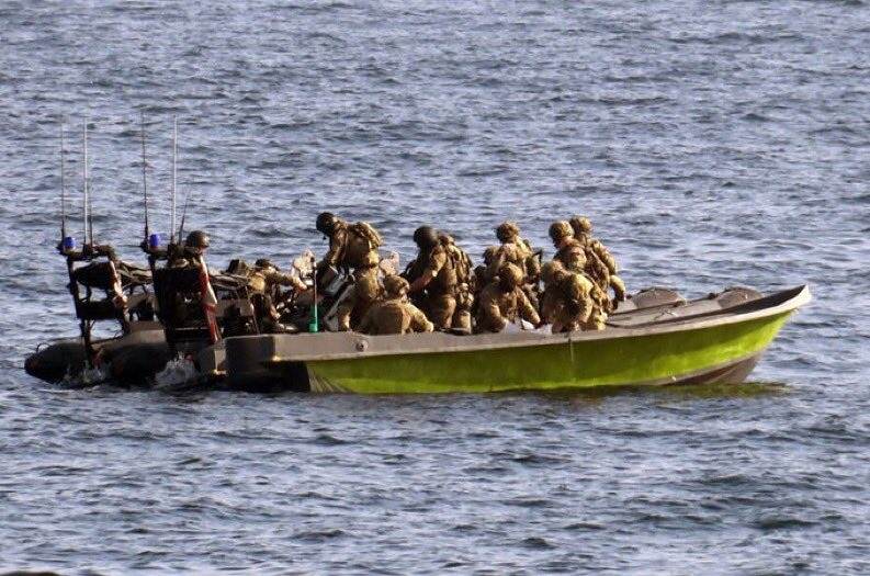 زورق لخفر السواحل الأمريكي يعترض شحنة اسلحة ايرانية في بحر العرب