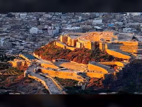 نقابة التربويين في تعز تطالب المحافظ بالتدخل لوقف ما وصفته بتجاوزات مكتب الشؤون الاجتماعية