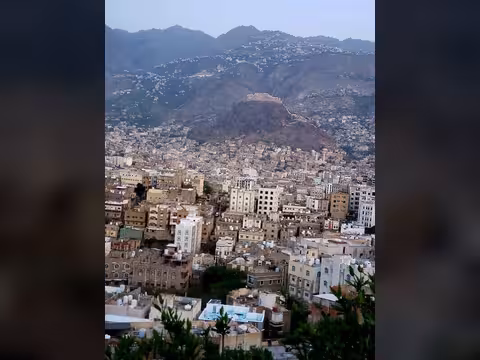 اتهامات لمحور تعز بجمع عشرات المليارات سنويًا، بينما المدنيون يتعرضون للقنص على يد الحوثيين