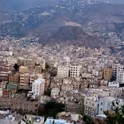 اتهامات لمحور تعز بجمع عشرات المليارات سنويًا، بينما المدنيون يتعرضون للقنص على يد الحوثيين