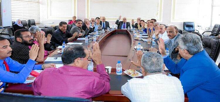 مجلس جامعة عدن يلغي درجة الماجستير على أحد الطلاب ويوقف أكاديميان عن العمل