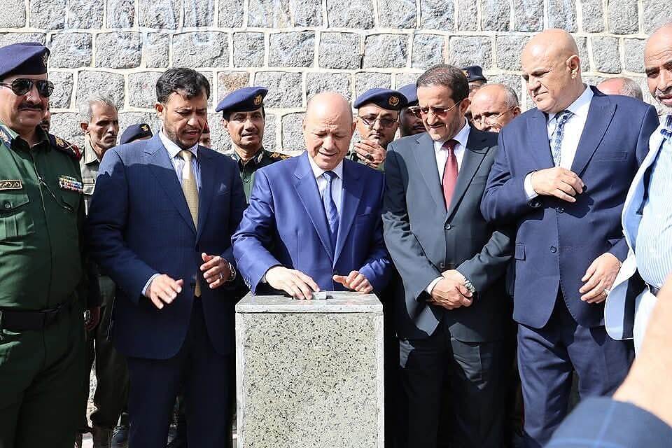 رغم انهيار الخدمات وتفشي الفساد في تعز.. شمسان يرفع تقريره لرئيس المجلس الرئاسي