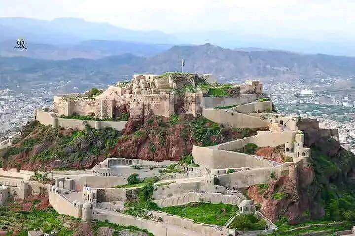 محافظ تعز يقدّم لرئيس المجلس الرئاسي تقريراً عن إنجازاته ومعالجاته لملفات عدة في المحافظة