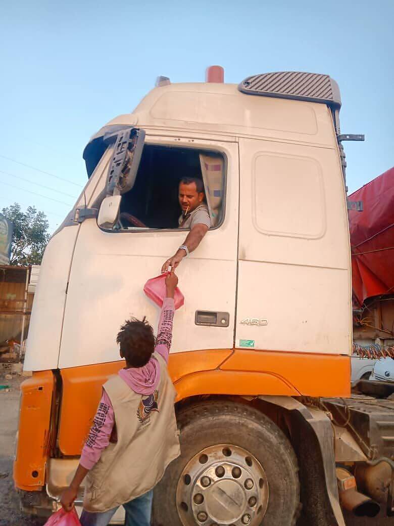 جمعية التراحم بمدينة العند تواصل تقديم وجبات الإفطار للصائمين والأسر المحتاجة