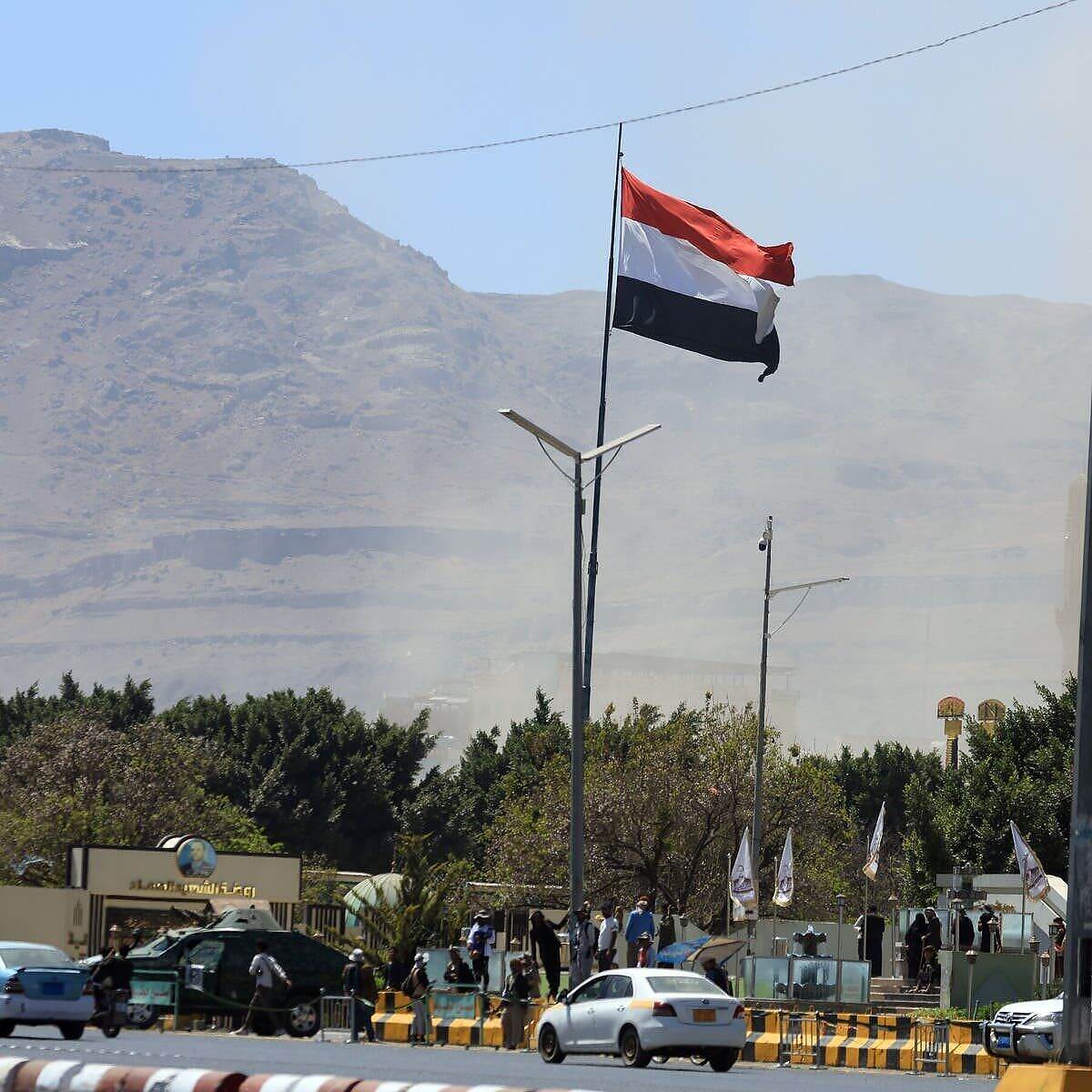 نيويورك تايمز "غارات جوية أمريكية ضد ترسانة الحوثيين قد تستمر لعدة أيام وسيتوسع نطاقها"