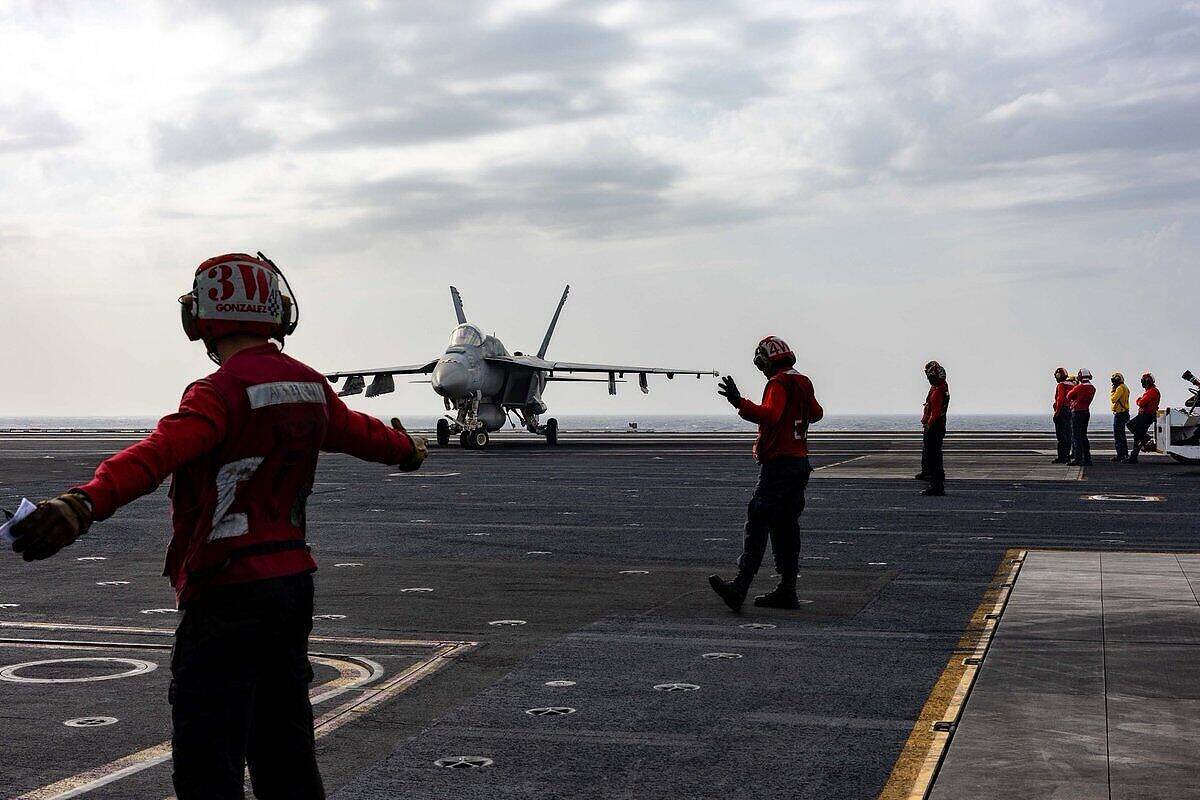 وزير الخارجية الأمريكي يؤكد استهداف قيادات حوثية وسريع يعلن مهاجمة حاملة الطائرات يو أس أس هاري .