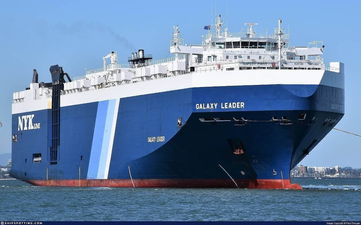 طائرات أمريكية تقصف برج قيادة السفينة المحتجزة غالاكسي في محافظة الحديدة