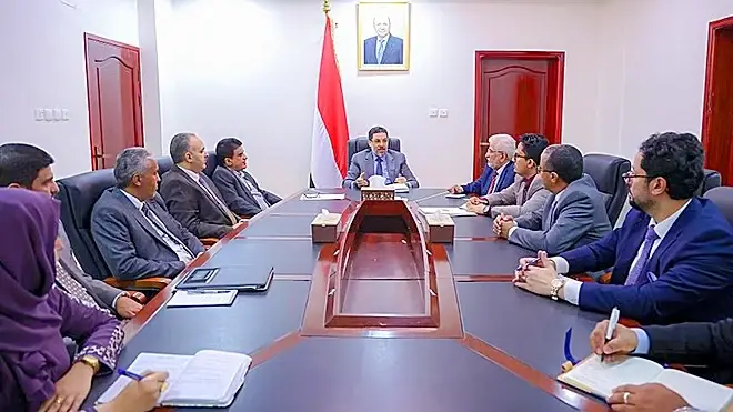 اجتماع حكومي برئاسة بن مبارك يضع خططًا لتأمين احتياجات الأسواق من المشتقات النفطية والغاز المنزلي