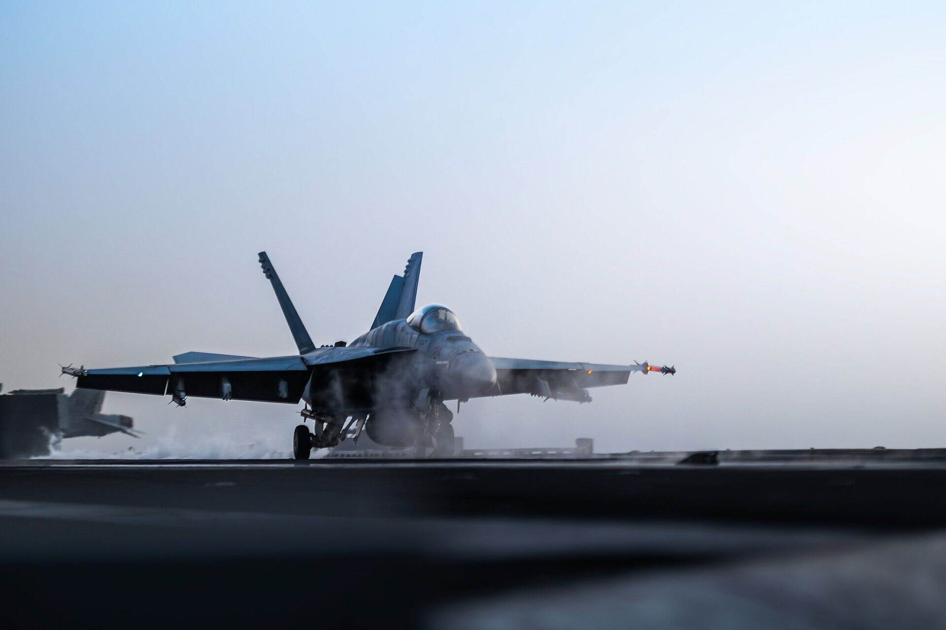 تزايد الغارات الامريكية على الحديدة واستهداف قيادات حوثية ومخازن أسلحة.