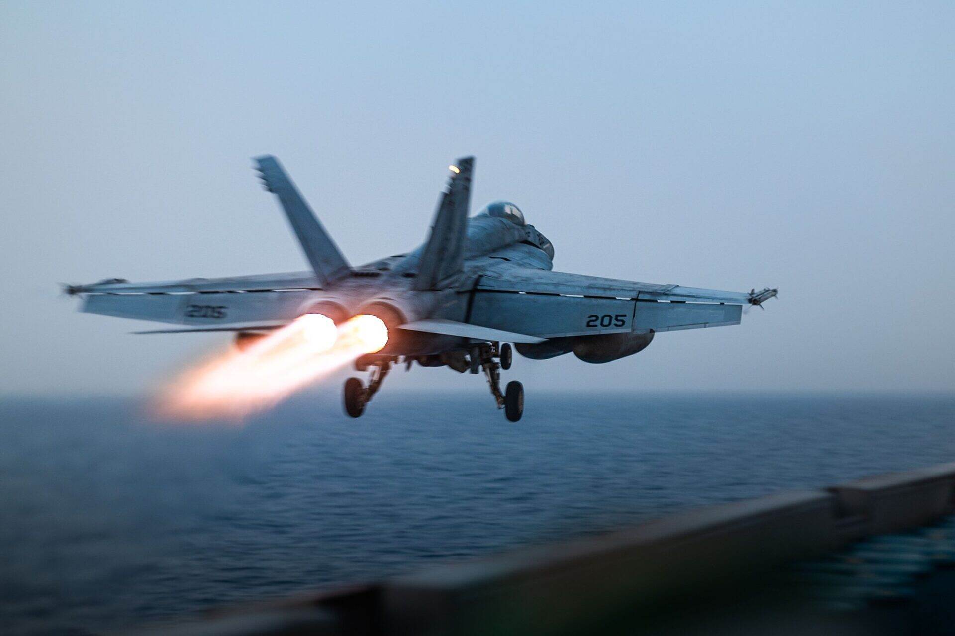 تزايد الغارات الامريكية على الحديدة واستهداف قيادات حوثية ومخازن أسلحة.