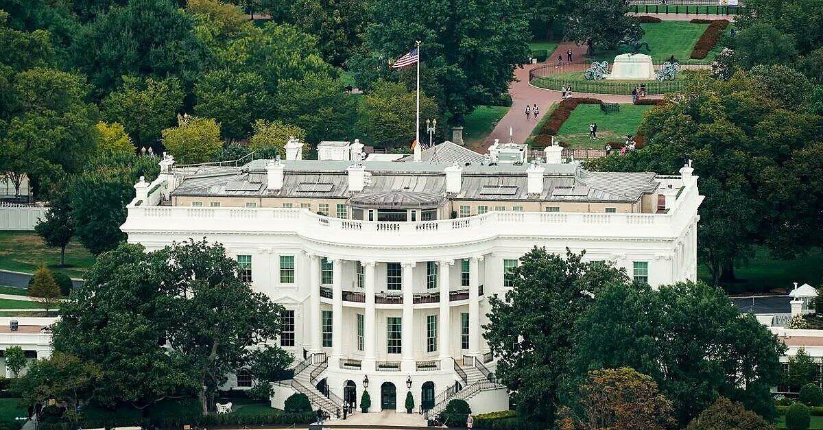 رئيس تحرير "ذا أتلانتيك" يُدرج بالخطأ في مجموعة مراسلة سرية تناقش ضربات ضد الحوثيين