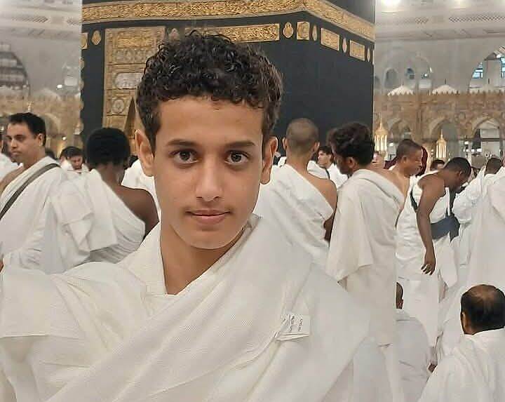 عشرات المواطنين من شرعب يدعون الامن للقبض على عصابة قتلت طفل أمام مسجد السعيد