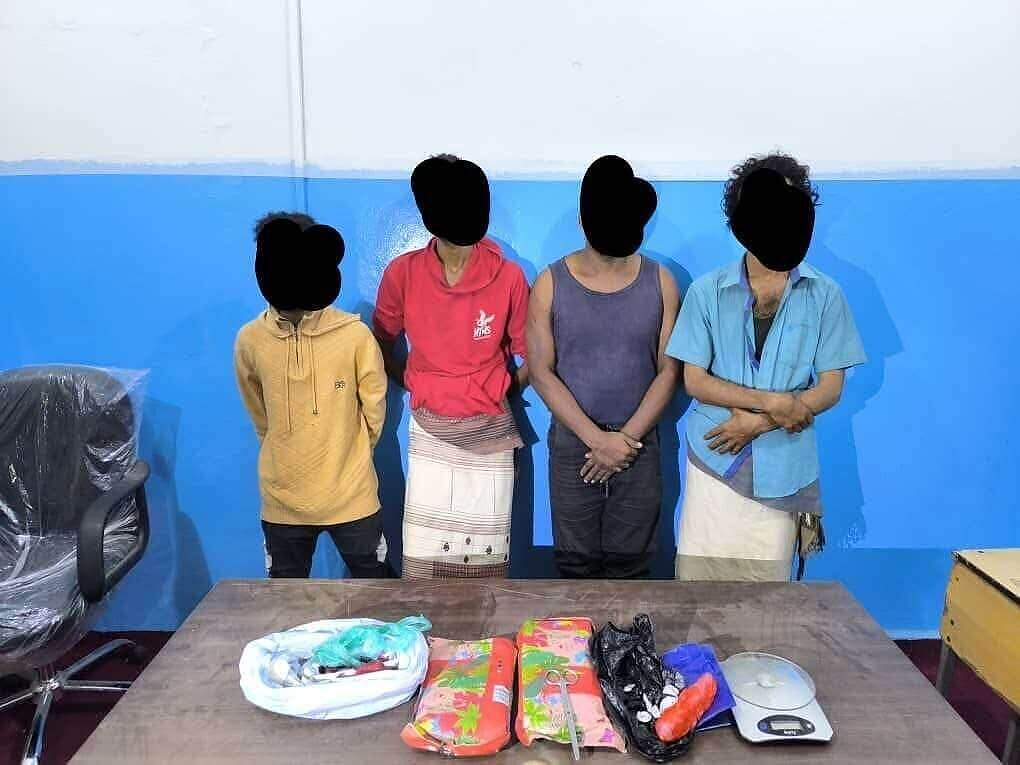 الأجهزة الأمنية في محافظة أبين تضبط عصابة متورطة في ترويج وبيع المخدرات