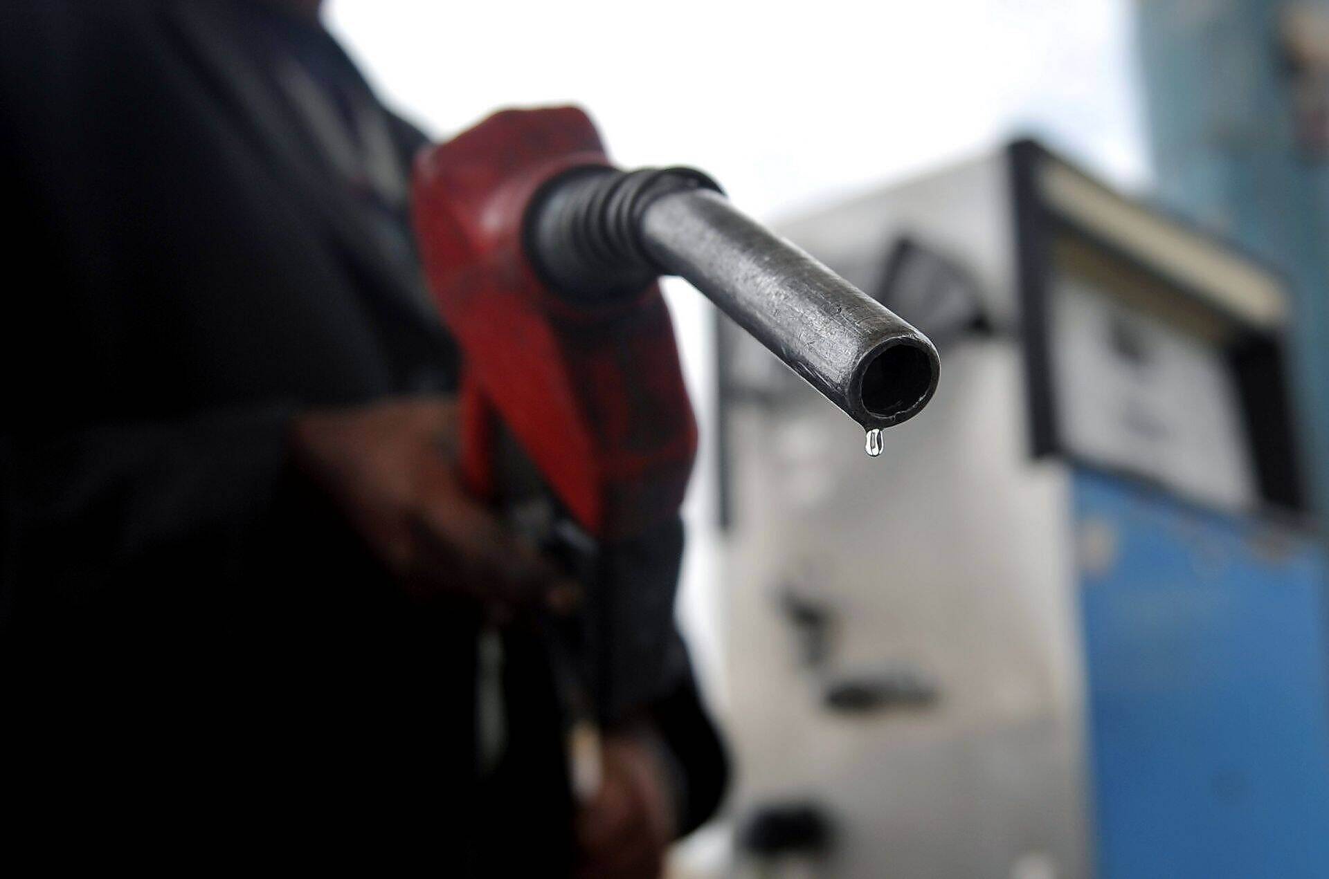 الحوثيون يفرجون عن شحنات وقود مغشوش تتسببت بأعطال واسعة وتوقف المركبات