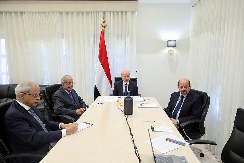 الرئيس رشاد العليمي يحدد أولويات الدبلوماسية اليمنية لتأمين الدعم الدولي للمعركة مع الحوثيين