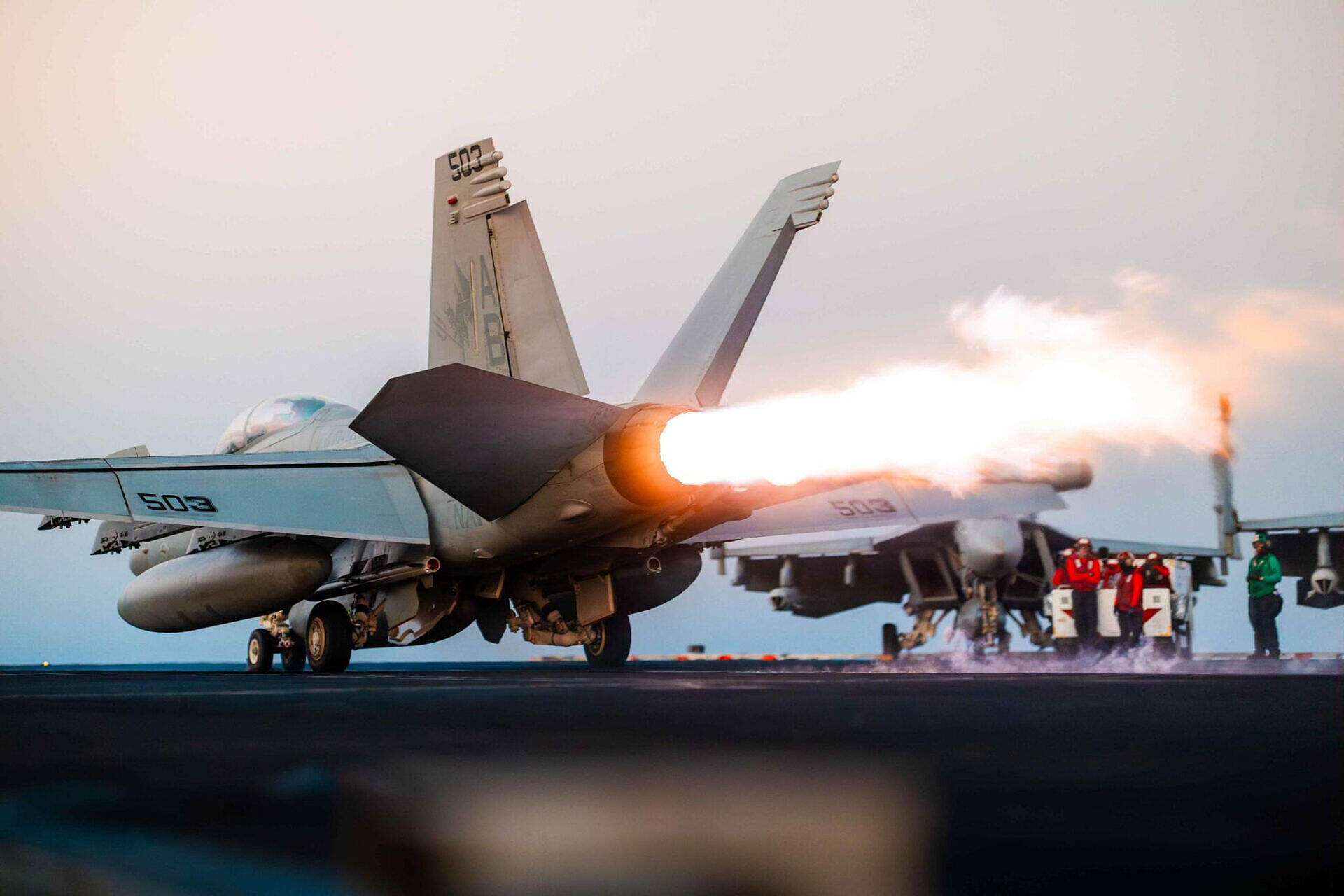 المقاتلات الأمريكية تستهدف صنعاء بغارات جديدة وتدمير  100 هدف لجماعة الحوثي منذ بدأ القصف