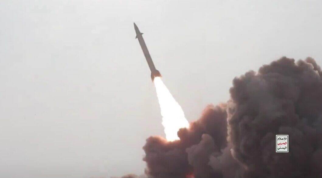 صفارات الانذار في تل أبيب ووسط اسرائيل بعد رصد صاروخ أطلقته جماعة الحوثيين.