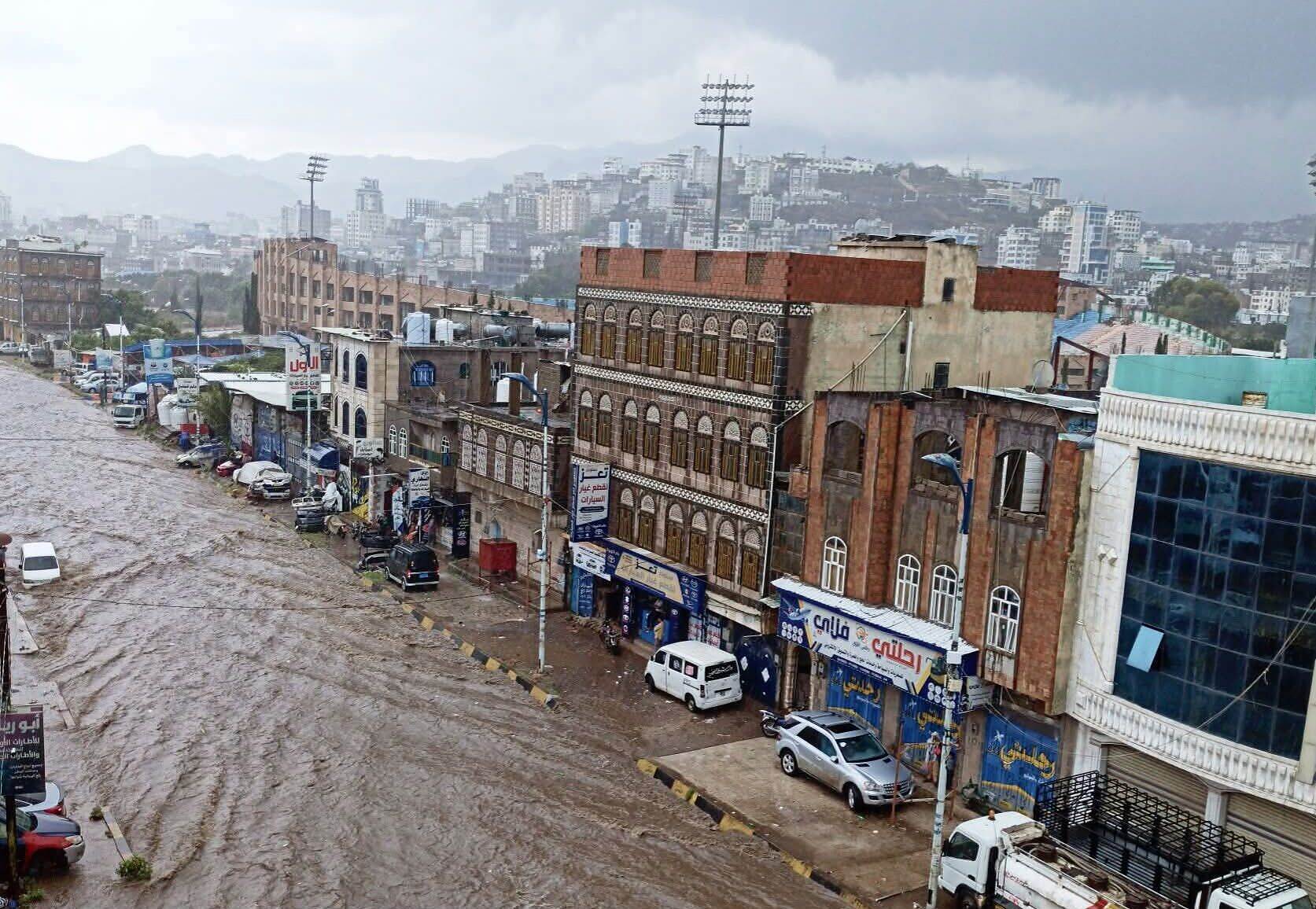 وفاة 4 أفراد من عائلة واحدة جراء جرفهم في سيل بمنطقة ميتم بمحافظة إب