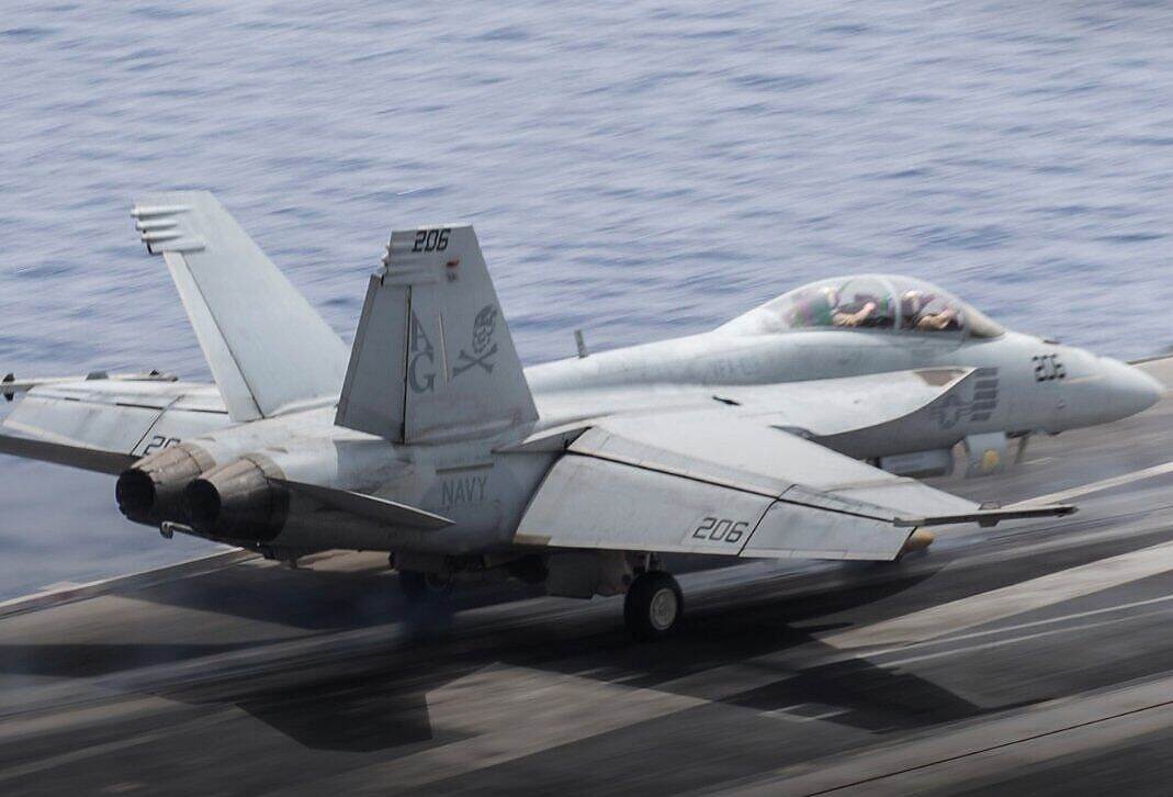 سياسيون يستبعدون الحسم العسكري ضد الحوثيين في ظل ضعف القرار السياسي والعسكري اليمني.