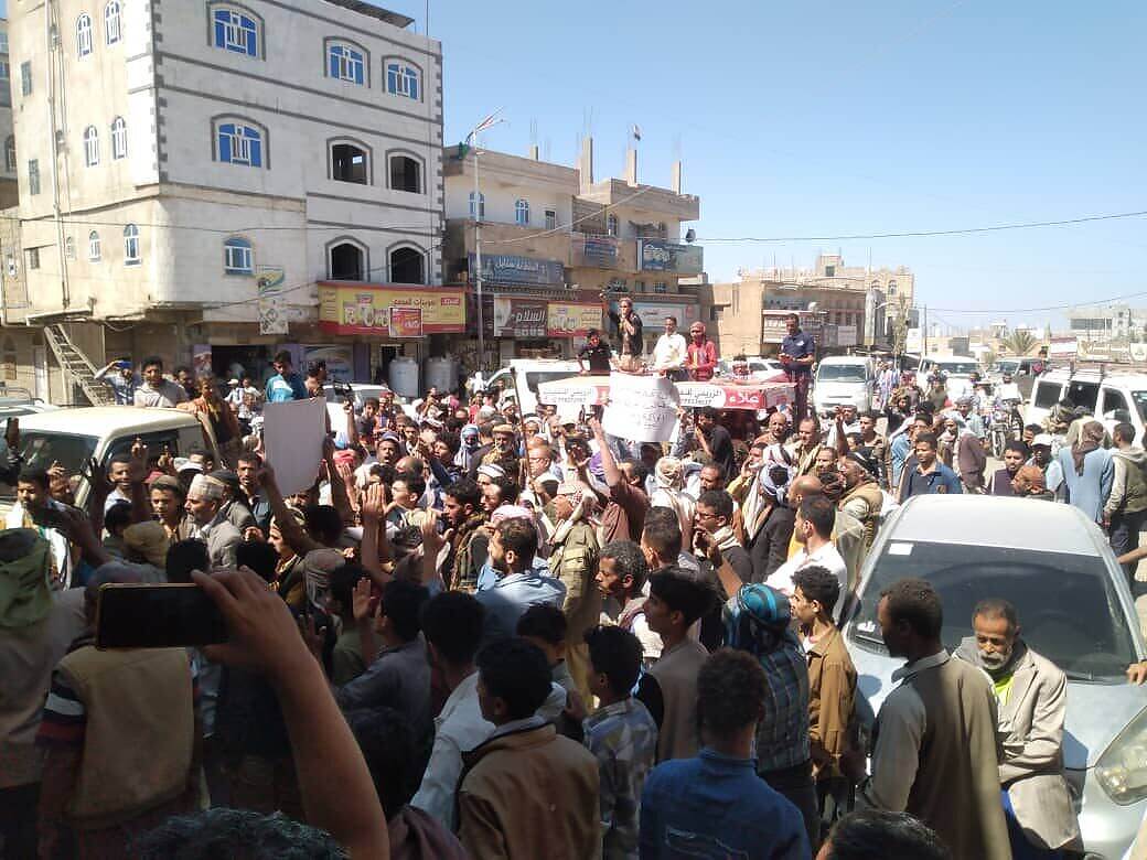 مظاهرات في التربة تندد بإعتداء ضابط على أحد التجار وتتهم السلطة المحلية بتعسف المدنيين