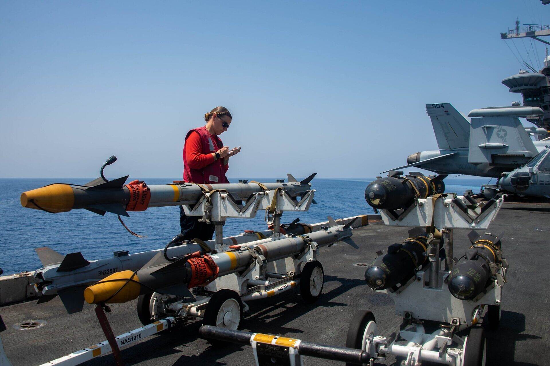 المقاتلات الامريكية تستهدف عدة محافظات خاضعة لجماعة الحوثي و غارات على مديرية نهم