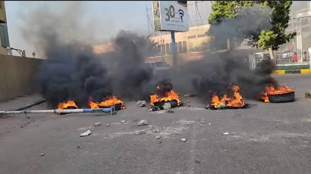 احتجاجات في عدن ترفض سياسات الحكومة مع استمرار انهيار العملة والخدمات