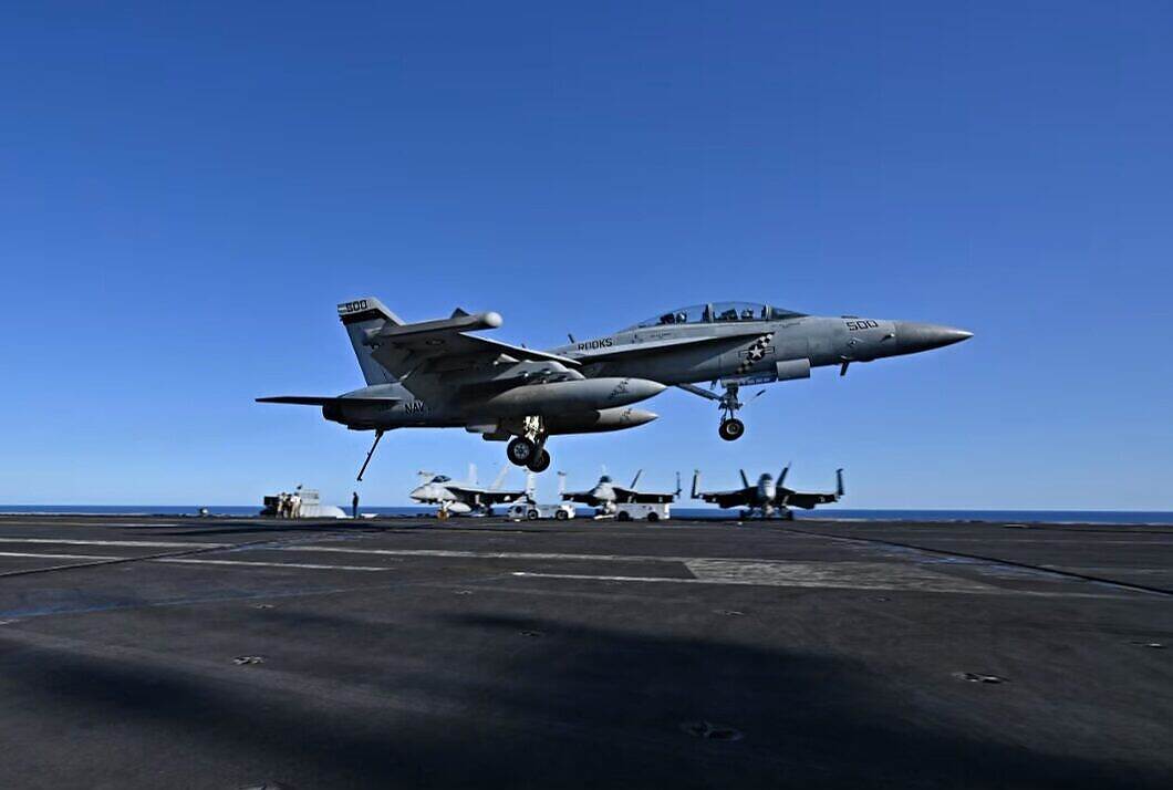 سقوط طائرة إف 18 من حاملة الطائرات هاري إس ترومان