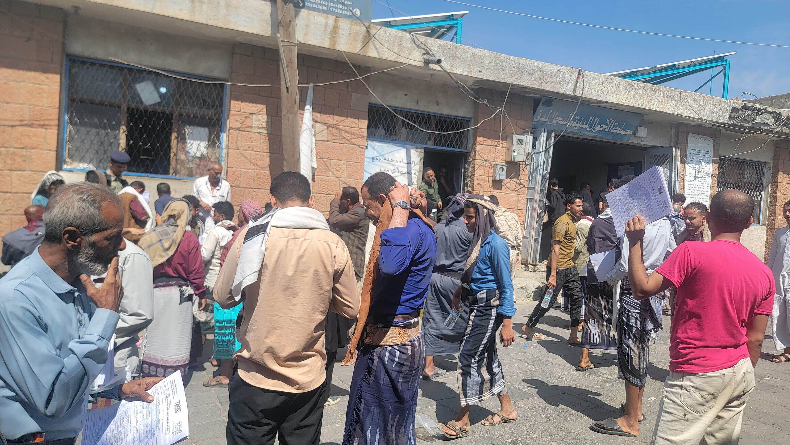 حرمان امرأتين من تثبيت تأريخ ميلادهما في بطاقة الهوية في تعز ومسؤول يثبت عمرهن فوق الأربعين