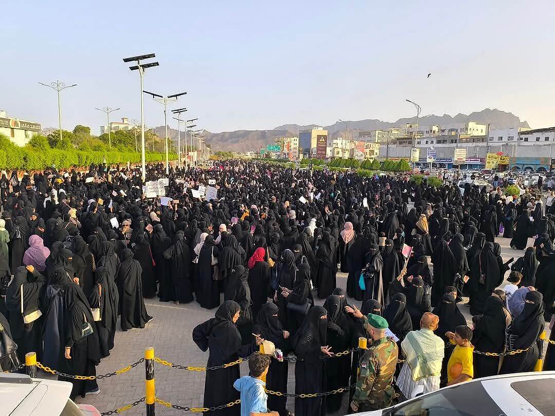 رئيس الحكومة يؤكد جديته في الاستماع إلى صوت نساء عدن عقب احتجاجات شهدتها المحافظة
