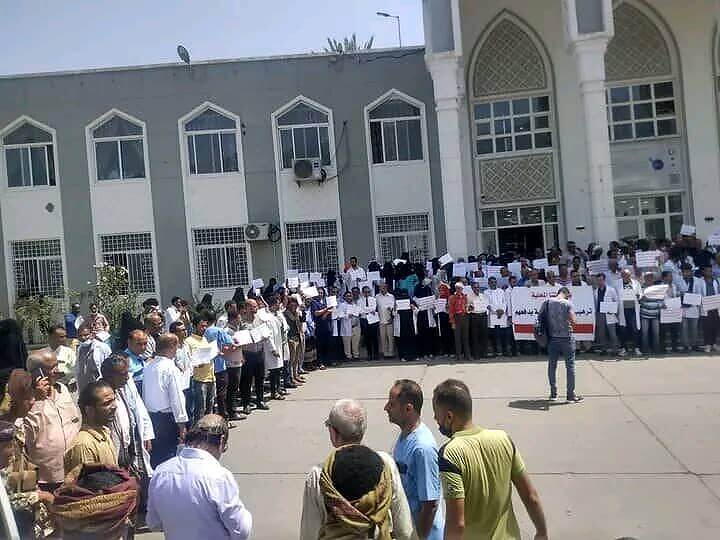 نقابات مستشفى الثورة في تعز تعتبر قرار "شمسان" بحق رئيس الهيئة والمدير الفني بالقرار تعسفي