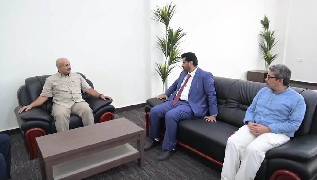 طارق صالح يناقش مع وزير النقل ومحافظ تعز تسريع تشغيل مطار المخا الدولي
