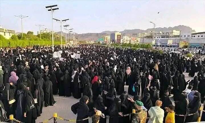 مظاهرة نسائية في عدن بسبب تدهور الأوضاع المعيشية ونساء لحج يلوّحن بالاحتجاج  مع استمرار انقطاع الرواتب