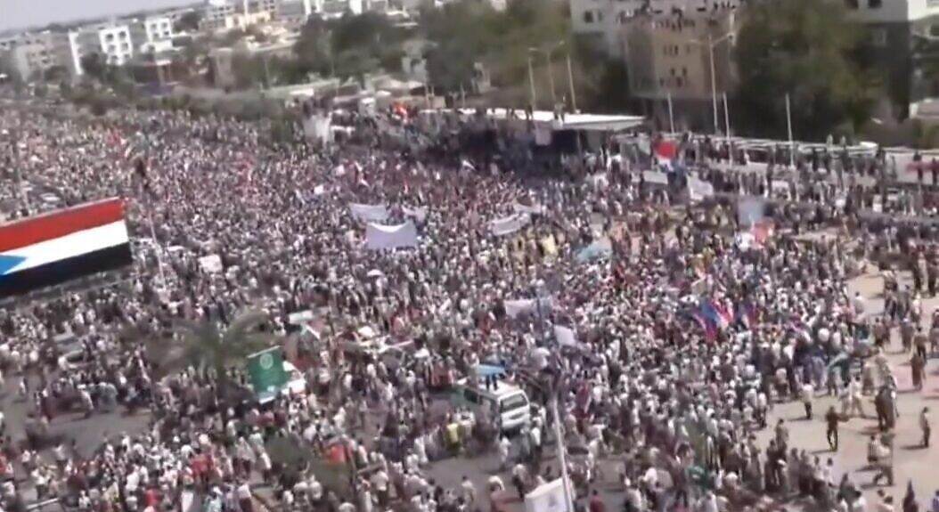 آلاف المحتجين في عدن يطالبون بتحسين ظروفهم المعيشية وتوفير الخدمات ويحمّلون الرئاسي والحكومة مسؤولية التدهور