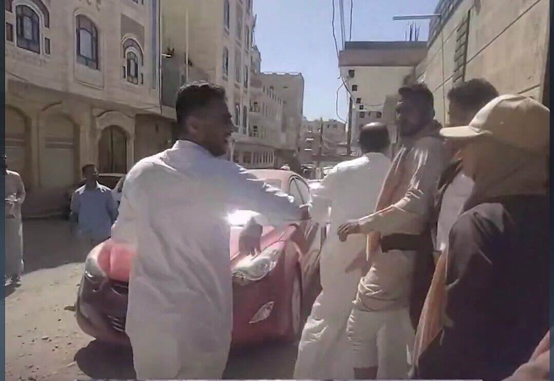 أفراد تابعون للحوثيين يتهجمون على دكتور قانوني في صنعاء والشرطة تحتجزه مع عائلته