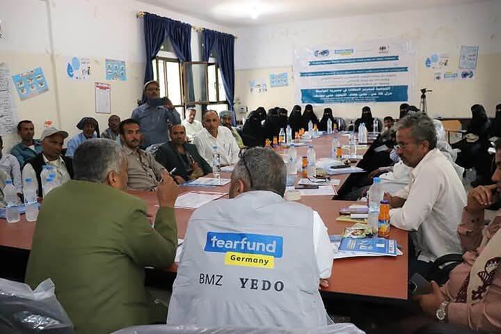 مدير مديرية المواسط بتعز يبحث مع منظمة اقتصاديات الشباب تعزيز التوعية المجتمعية في جوانب النظافة.