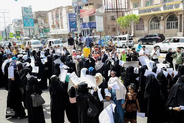 اتحاد شباب الاشتراكي يشيد باحتجاج نساء تعز ضد الفساد ويصف السلطة المحلية بالعبء الثقيل داعياً إلى إسقاطها
