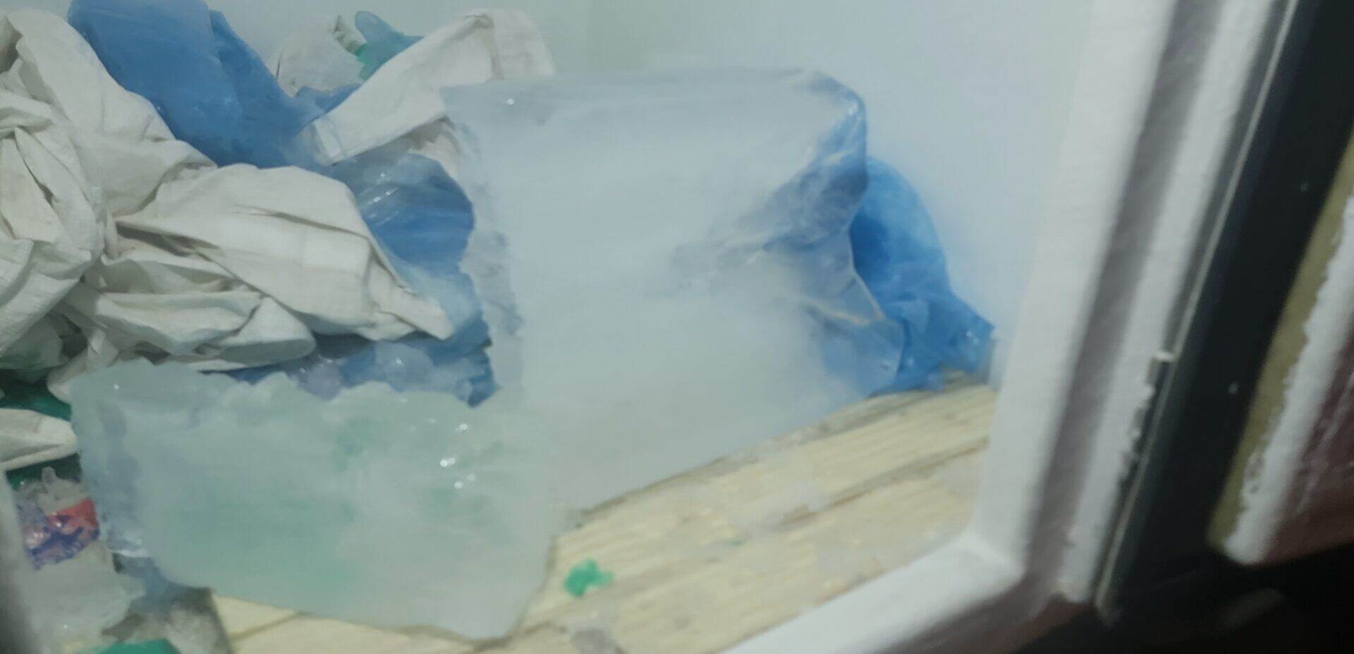 ارتفاع اسعار الثلج في مدينة العند يحرم مواطنون من شراءه في صيف هو الأشد حرارة