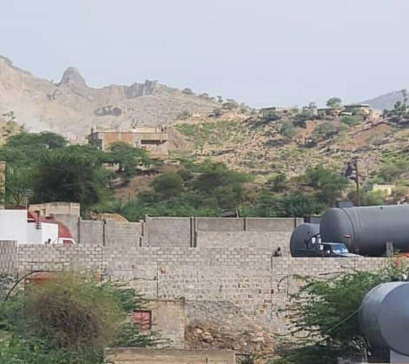 عناصر من الشرطة والنجدة يعتدون على مؤسسة ساسكو للغاز في الضباب بتعز وينهبون معداتها