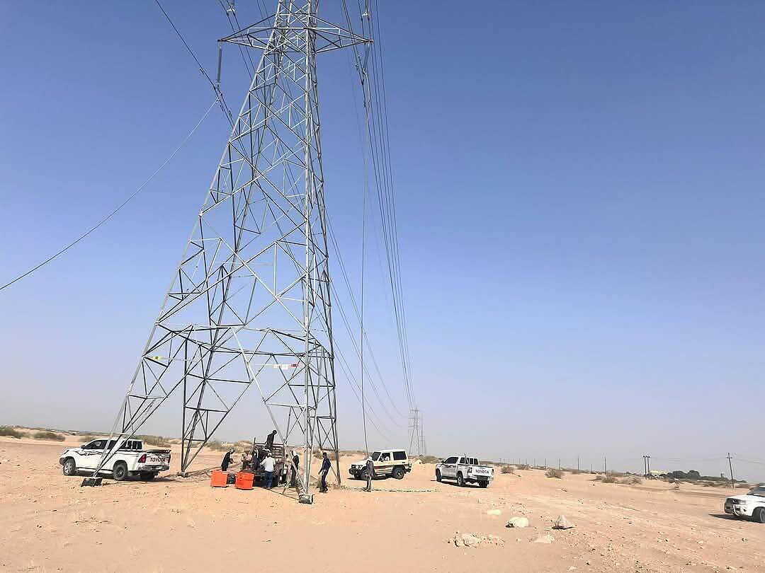 الفرق الفنية لكهرباء محافظة مأرب تنجح في اصلاح الاضرار التي لحقت بخط نقل الكهرباء ومحطات التحويل