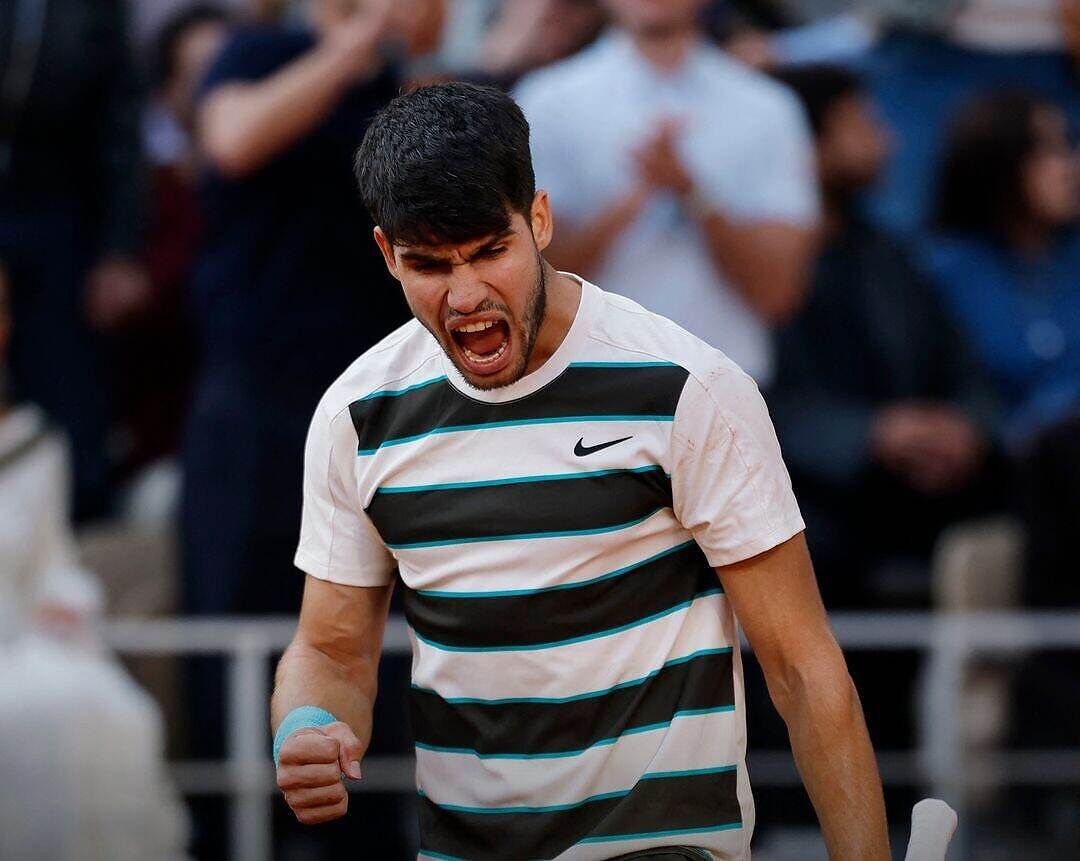 الإسباني كارلوس ألكاراس يفوز على الإيطالي يانيك سينر ويحتفظ بلقبه في بطولة رولان غاروس