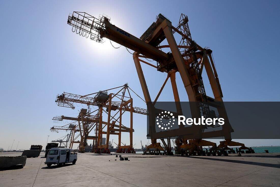 وزير الدفاع الاسرائيلي يحذر الحوثيين بحصار جوي وبحري وسفن وزوارق اسرائيلية تقصف ميناء الحديدة