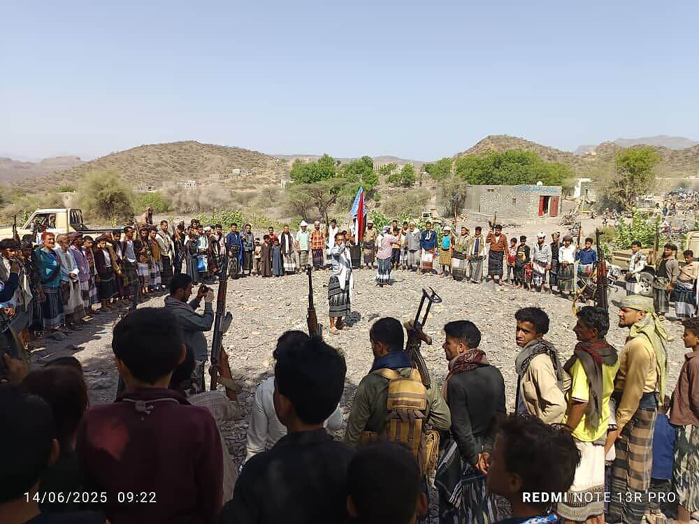 العشرات من أبناء قبائل "حبيل حنش"ينظمون وقفة احتجاجية ضد تجاوزات وانتهاكات نقاط "كرش"