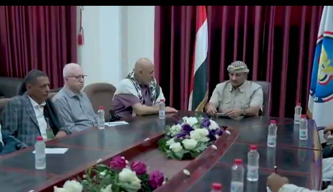 طارق صالح يبحث مع مسؤولي تعز أزمة المياه ويحث على تسريع تنفيذ مشروع الشيخ زايد