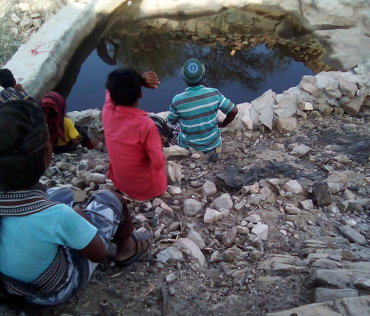 وفاة شاب من أبناء منطقة كرش يقوم بصناعة الفحم غرقًا في بركة مياه